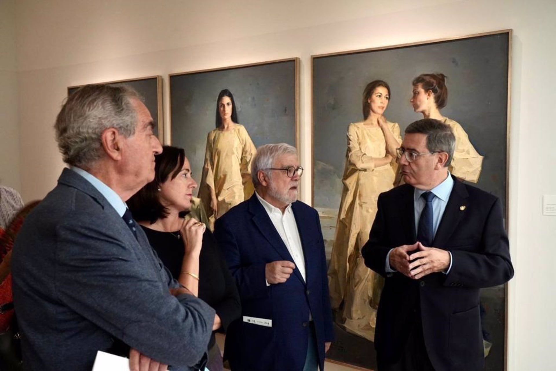 La edil de Cultura, Mariana Pineda, junto al presidente de la Real Academia de Bellas Artes de San Telmo, José Manuel Cabra de Luna; el director de la pinacoteca, Elías de Mateo y los presidentes de Fundación Sando y Fundación El Pimpi