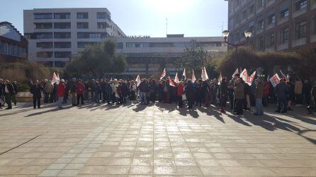 Aspecto de la Plaza de los Juzgados de Palencia durante la concentración por los derechos de los pensionistas