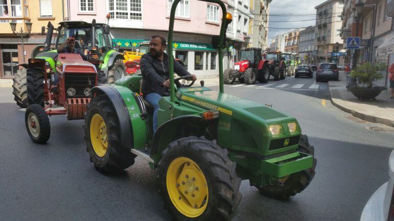 Rafa Cuíña, alcalde de Lalín, conduce su tractor durante la manifestación del sector lácteo.