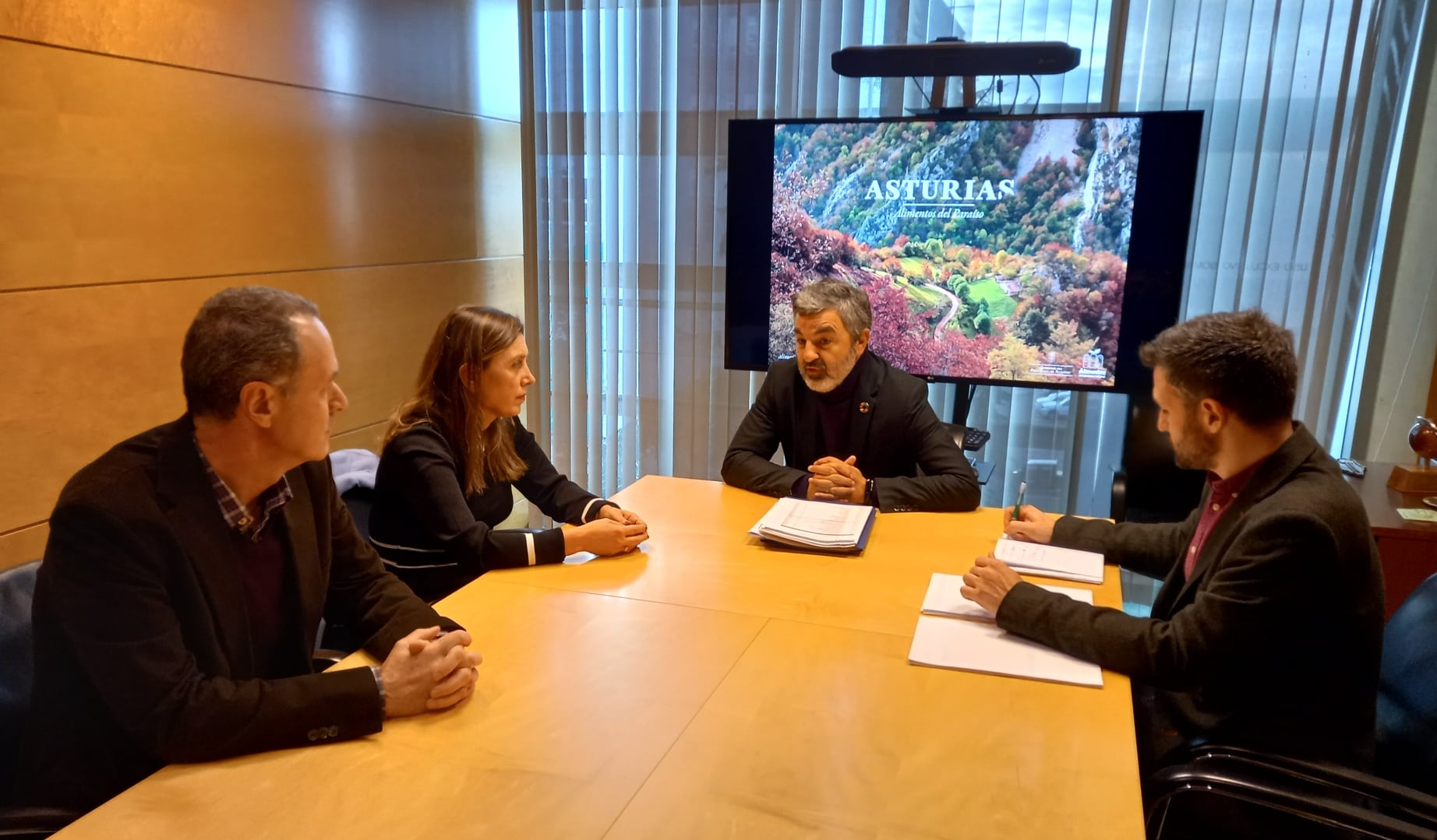 El director general y la presidenta de Fade, Alberto González y María Calvo, respectivamente; el consejero de Medio Rural y Cohesión Territorial, Alejandro Calvo, y el viceconsejero de Infraestructuras, Movilidad y Territorio, Jorge García, durante la reunión