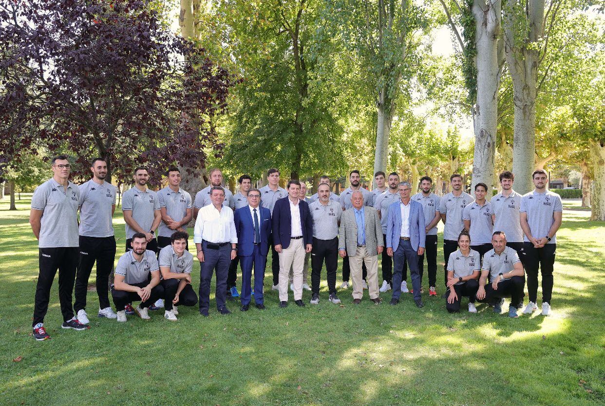 El presidente de la Junta felicita a Balonmano Nava por su ascenso a la Liga Asobal