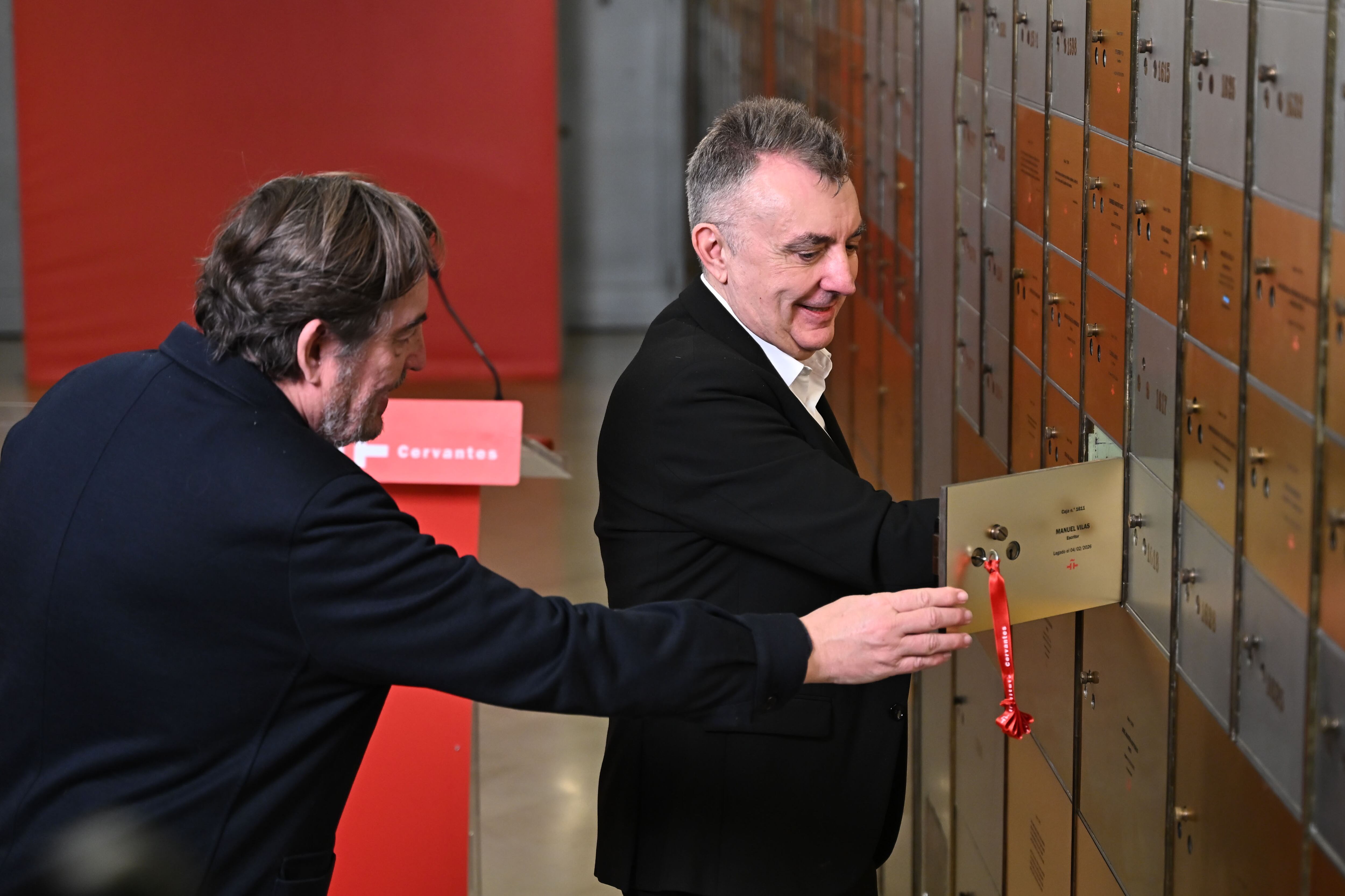 El escritor Manuel Vilas junto al director de Instituto Cervantes, Luis García Montero, introduce sus originales y material diverso en la Caja de las Letras. EFE