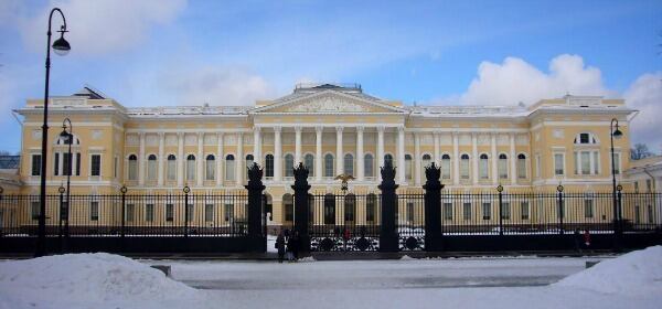 Imagen exterior del museo estatal ruso de San Petersburgo