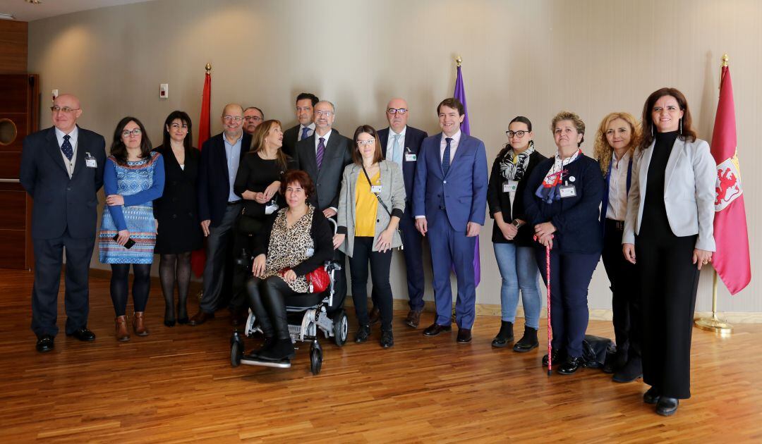 El presidente de las Cortes de Castilla y León, Luis Fuentes, el presidente de la Junta, Alfonso Fernández Mañueco, y el vicepresidente de la Junta, Francisco Igea, entre otros, saludan al vicepresidente de la Fundación de la Federación Española de Enfermedades Raras (FEDER), Santiago de la Riva, y a las familias e integrantes del movimiento asociativo