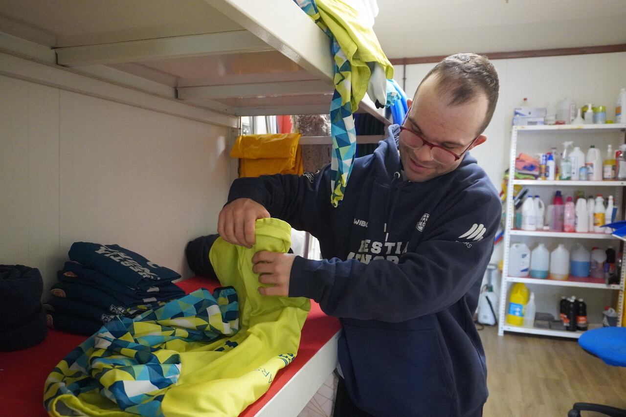 Cisco Tobajas fa tota una sèrie de feines de manteniment per a l'Hestia Menorca