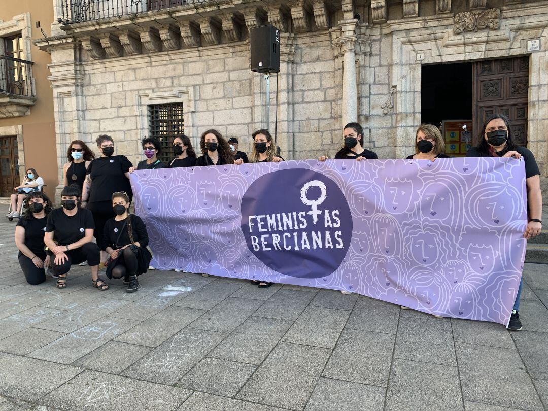 Concentración en la plaza del ayuntamiento de Ponferrada