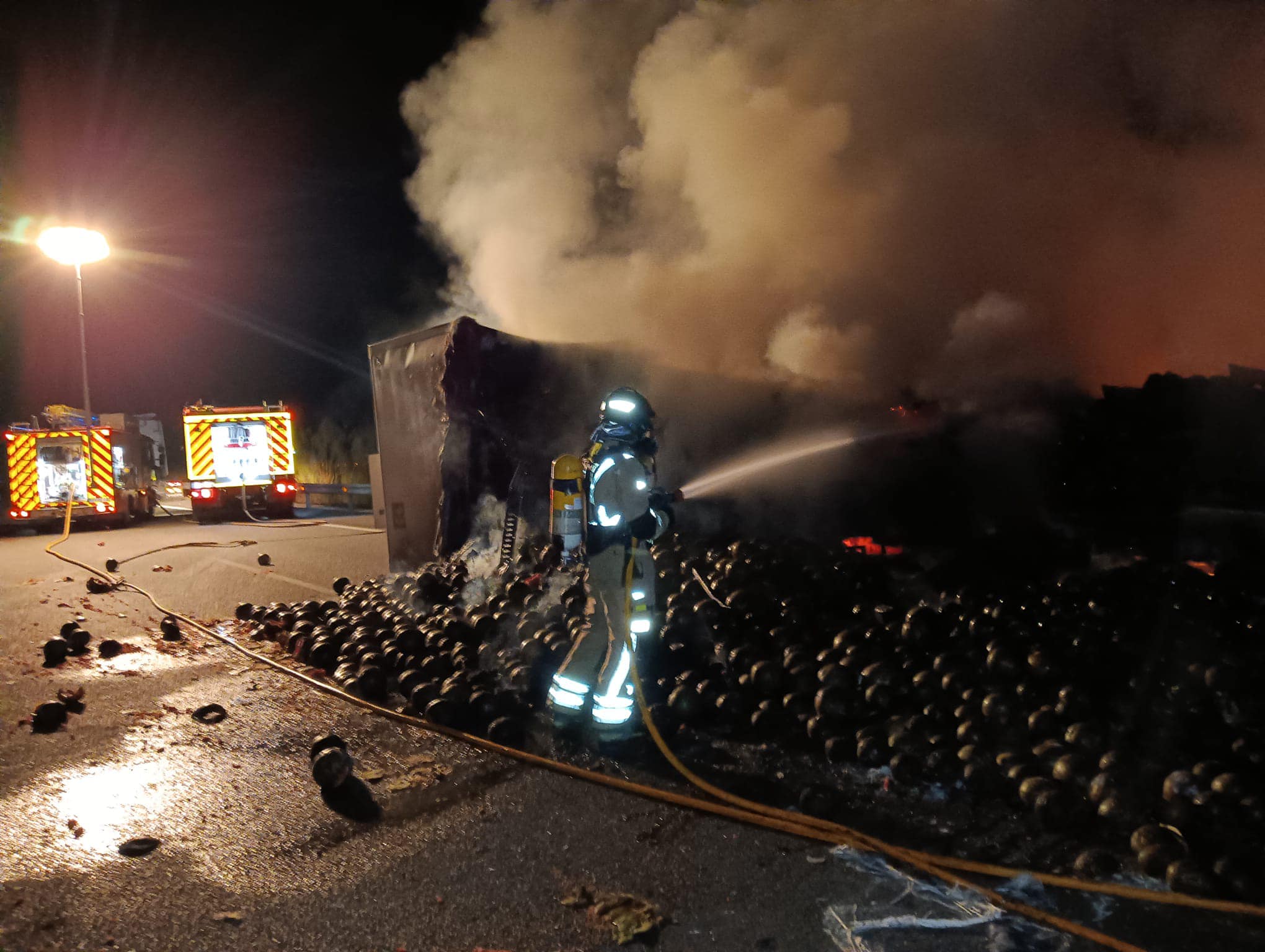 Bomberos del CEIS de Jumilla apagando el incendio del camión