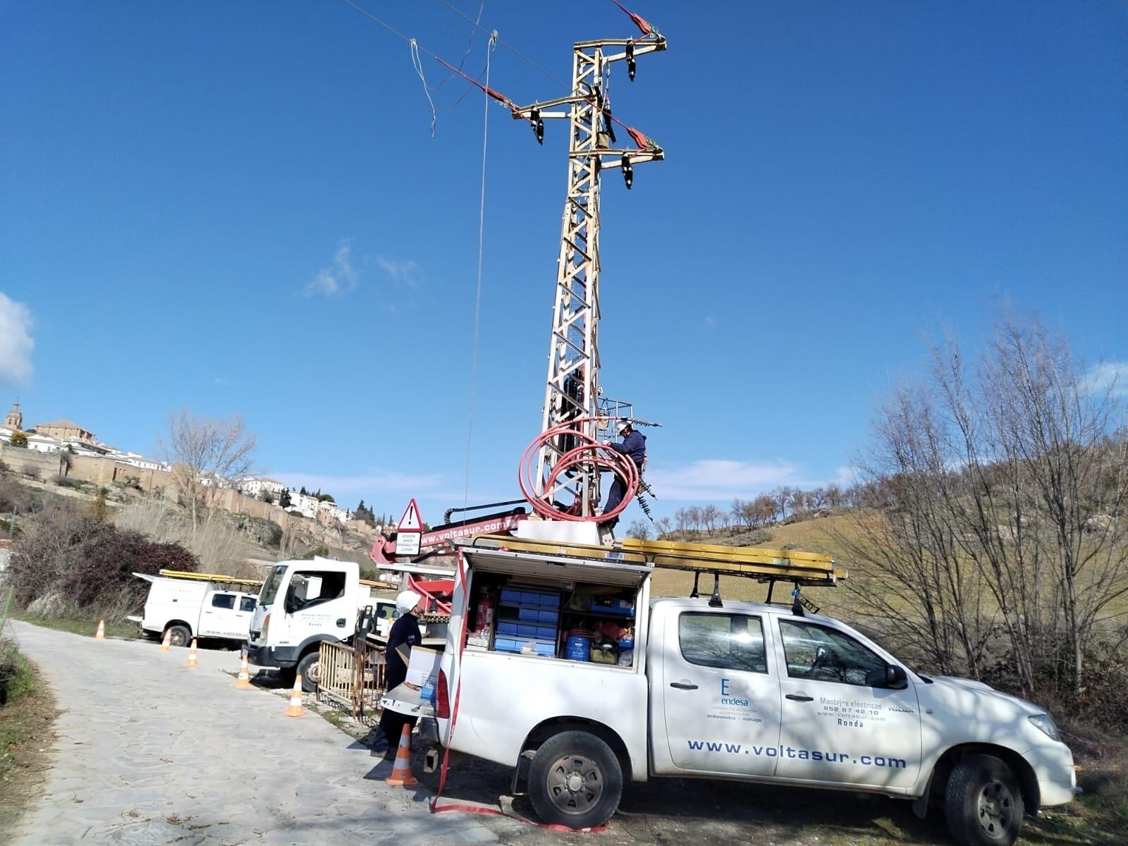 Los trabajos arrancaron el pasado mes de diciembre y, en total, se va a actuar para soterrar casi dos kilómetros de cableado y eliminar hasta diez torres de alta tensión