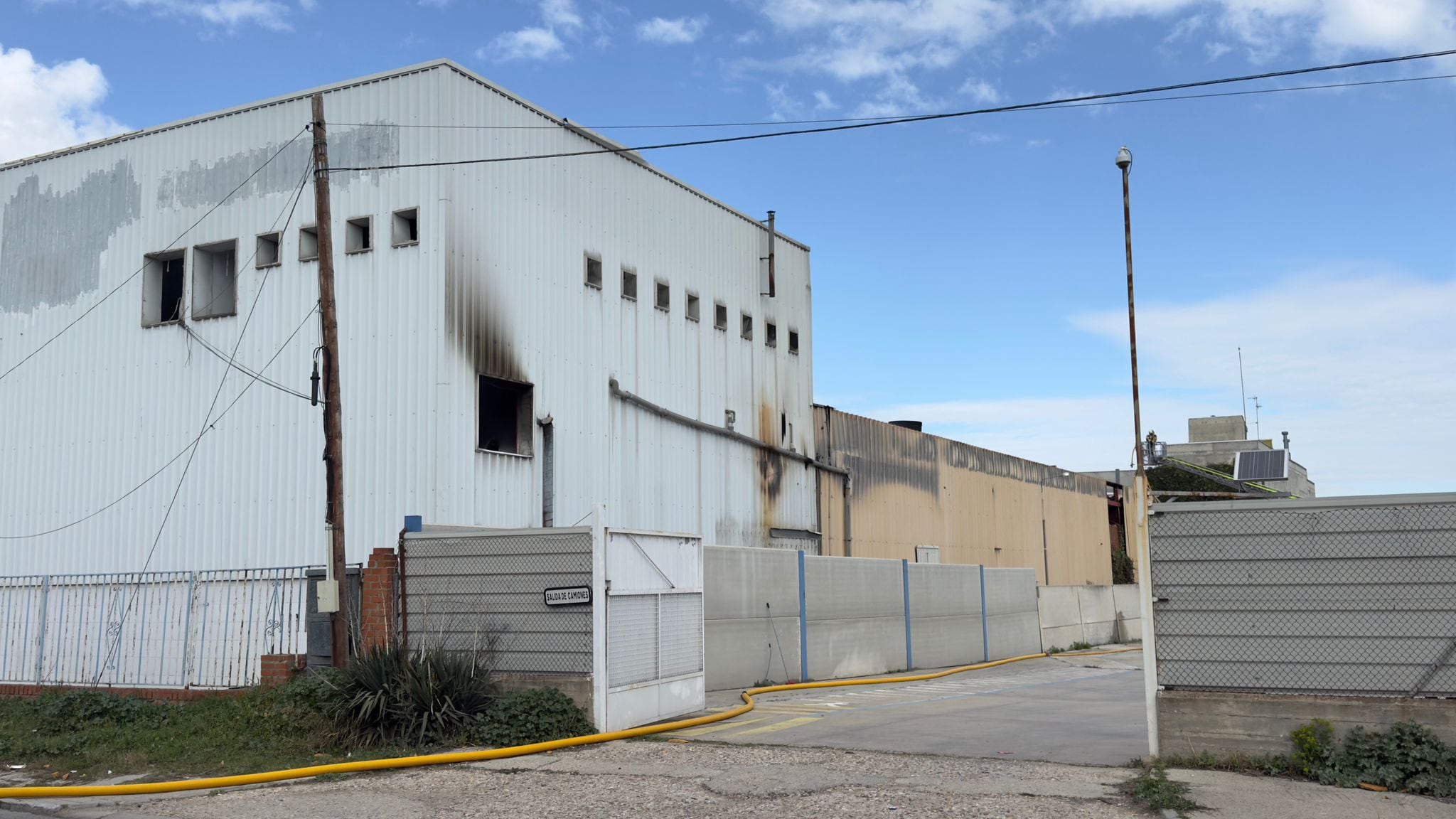 Imagen de la nave industrial abandonada que ha ardido en el Polígono Industrial de Toledo