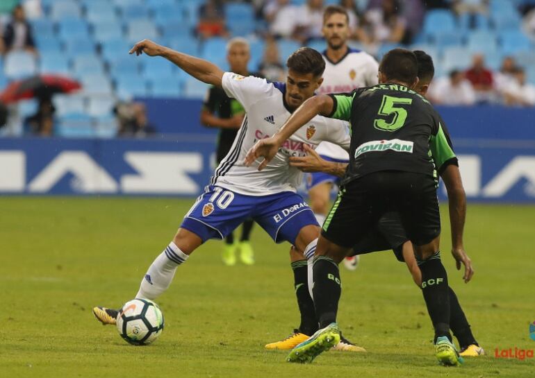 Javi Ros en una acción del partido de la primera vuelta ante el Granada