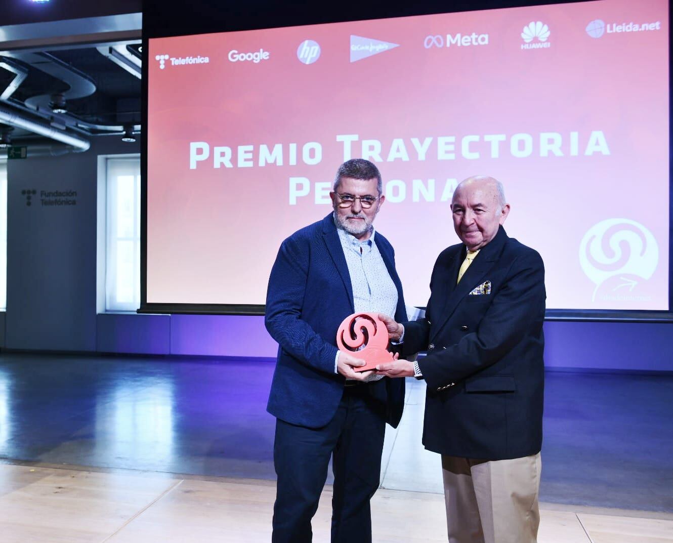 Mario recibe el premio