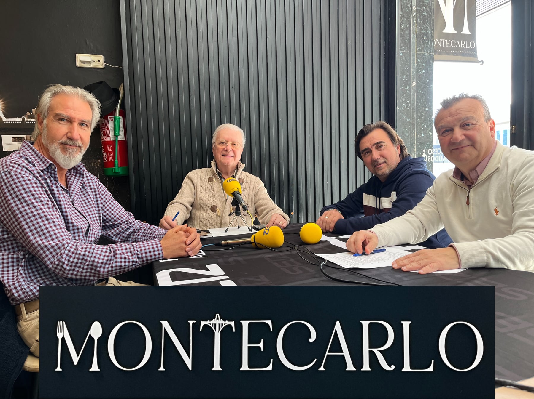 José Jorge Aura, José Requena y Miguel Cantó junto a Paco Aznar, en el Salón Montecarlo