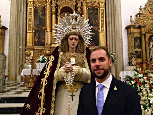 Antonio Parras posa ante su Dolorosa para la Hermandad de La Expiración de Baeza