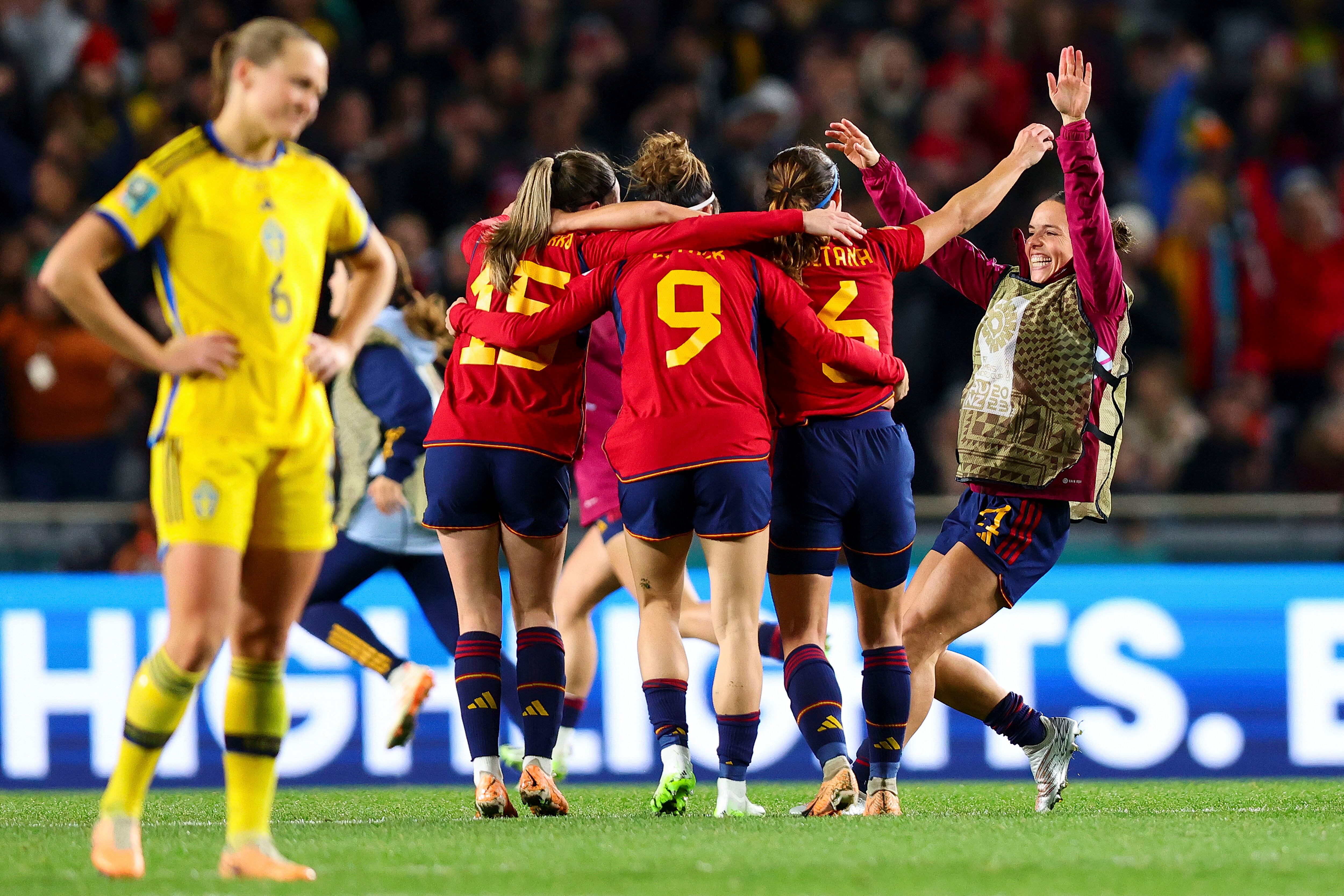 -FOTODELDÍA- AUCKLAND (NUEVA ZELANDA), 15/08/2023.- Las jugadoras españolas celebran tras ganar a Suecia en la semifinal del Mundial femenino de fútbol disputado este martes en Auckland (Nueva Zelanda). EFE/Aaron Gillions - PROHIBIDO SU USO EN AUSTRALIA Y NUEVA ZELANDA - SOLO USO EDITORIAL
