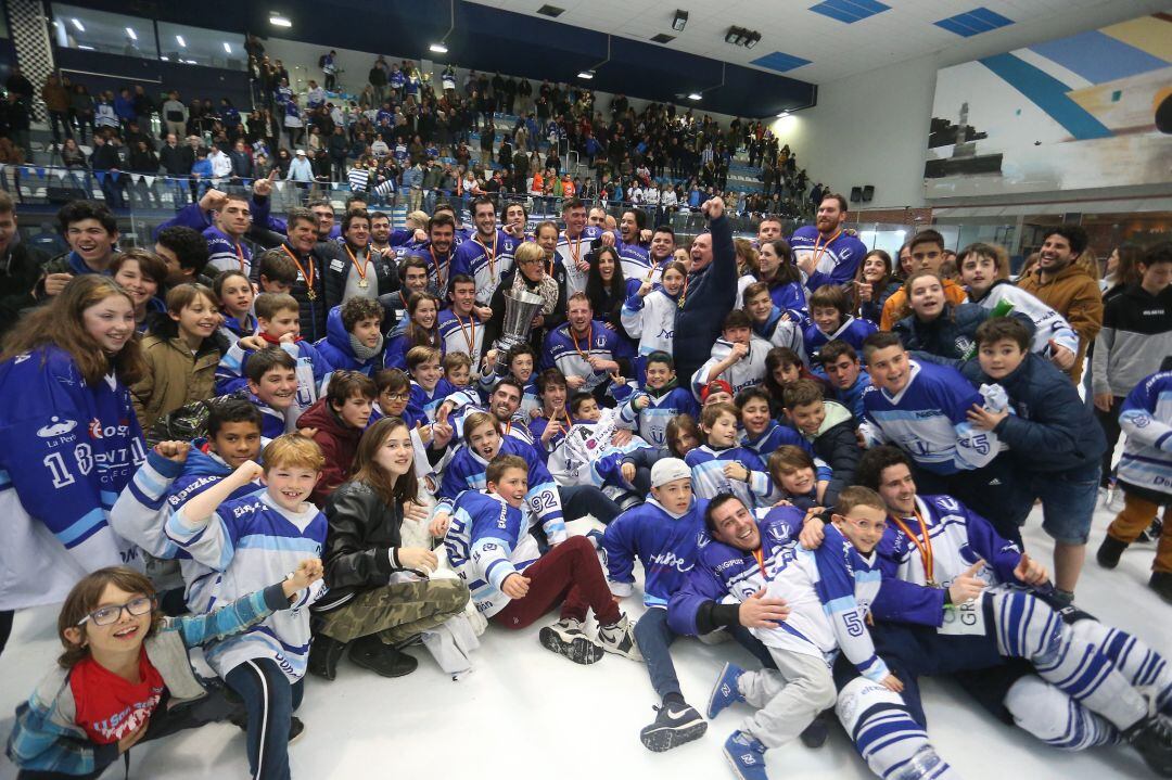 Los jugadores celebran la consecución del título liguero