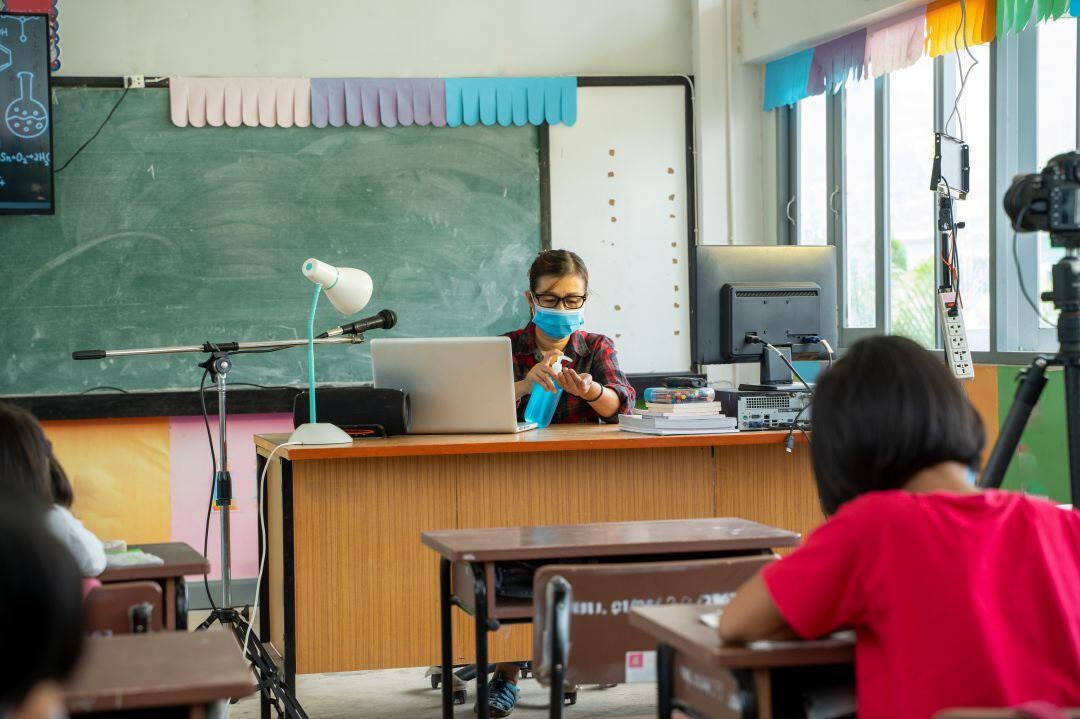 Profesora y alumnos durante una clase en pandemia