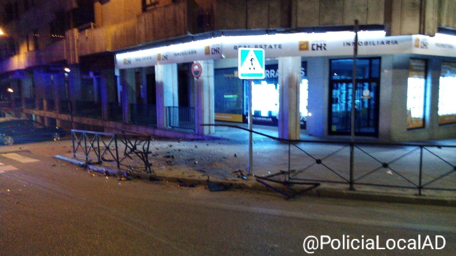 El golpe destrozó la valla