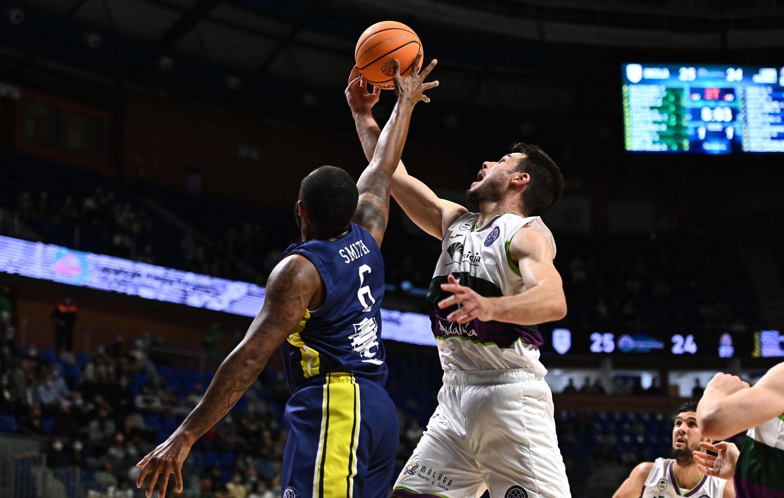 Barreiro intenta capturar un rebote ante el Lavrio en la BCL