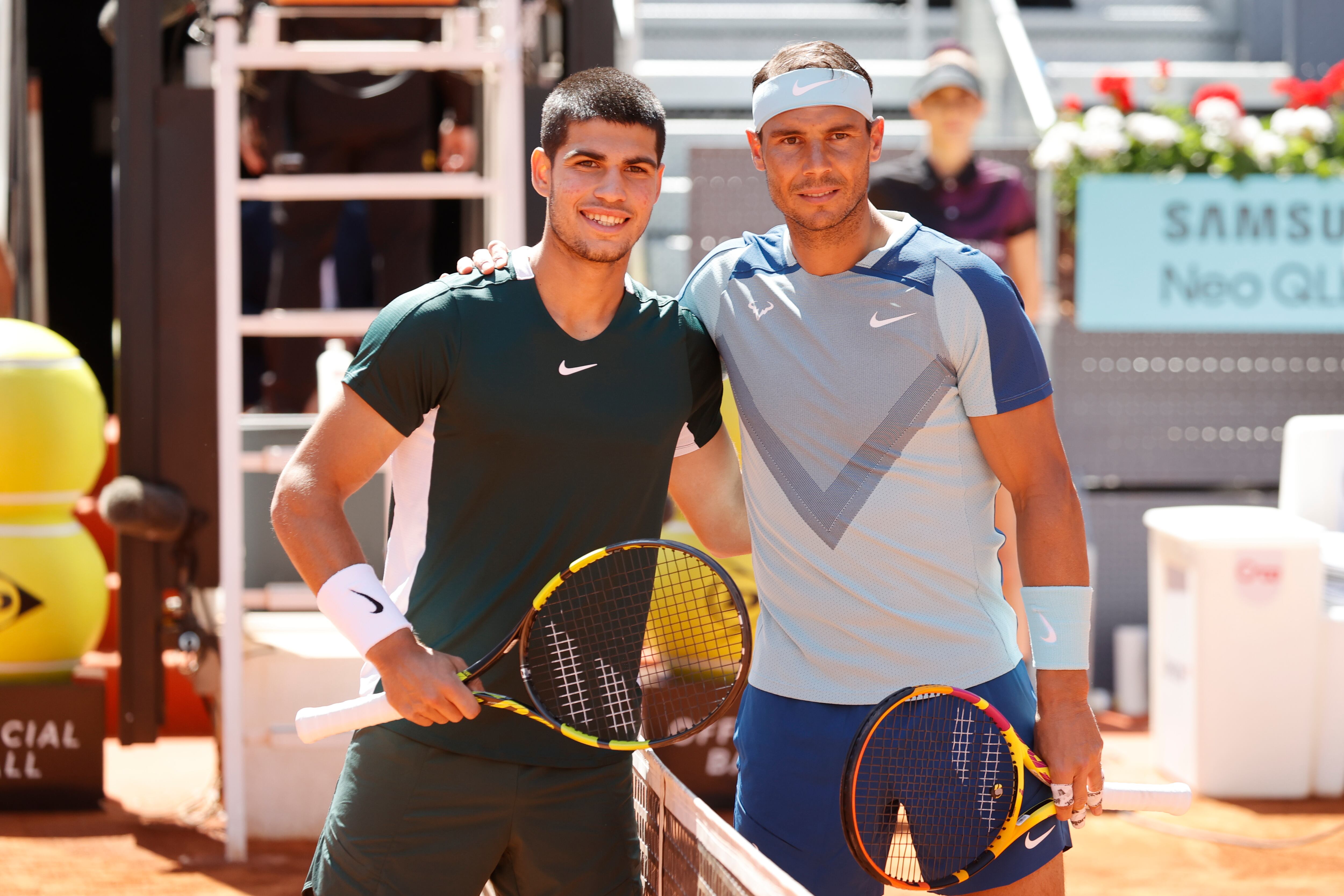 -FOTODELDÍA- MADRID, 06/05/2022.- Los tenistas españoles Rafael Nadal y Carlos Alcaraz, se saludan antes del encuentro de cuartos de final del Mutua Madrid Open, este viernes en la Caja Mágica. EFE/Emilio Naranjo