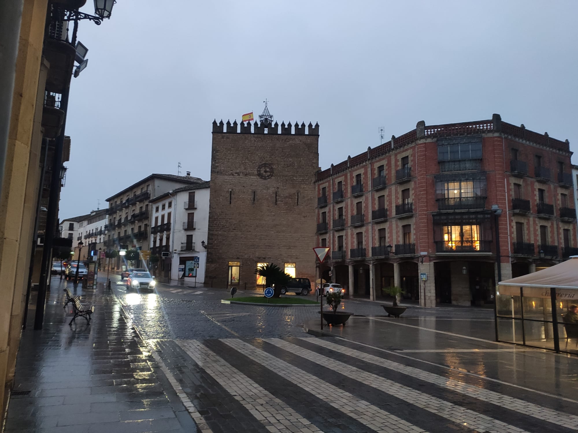 El Paseo de la Constitución de Baeza durante un día lluvioso de invierno