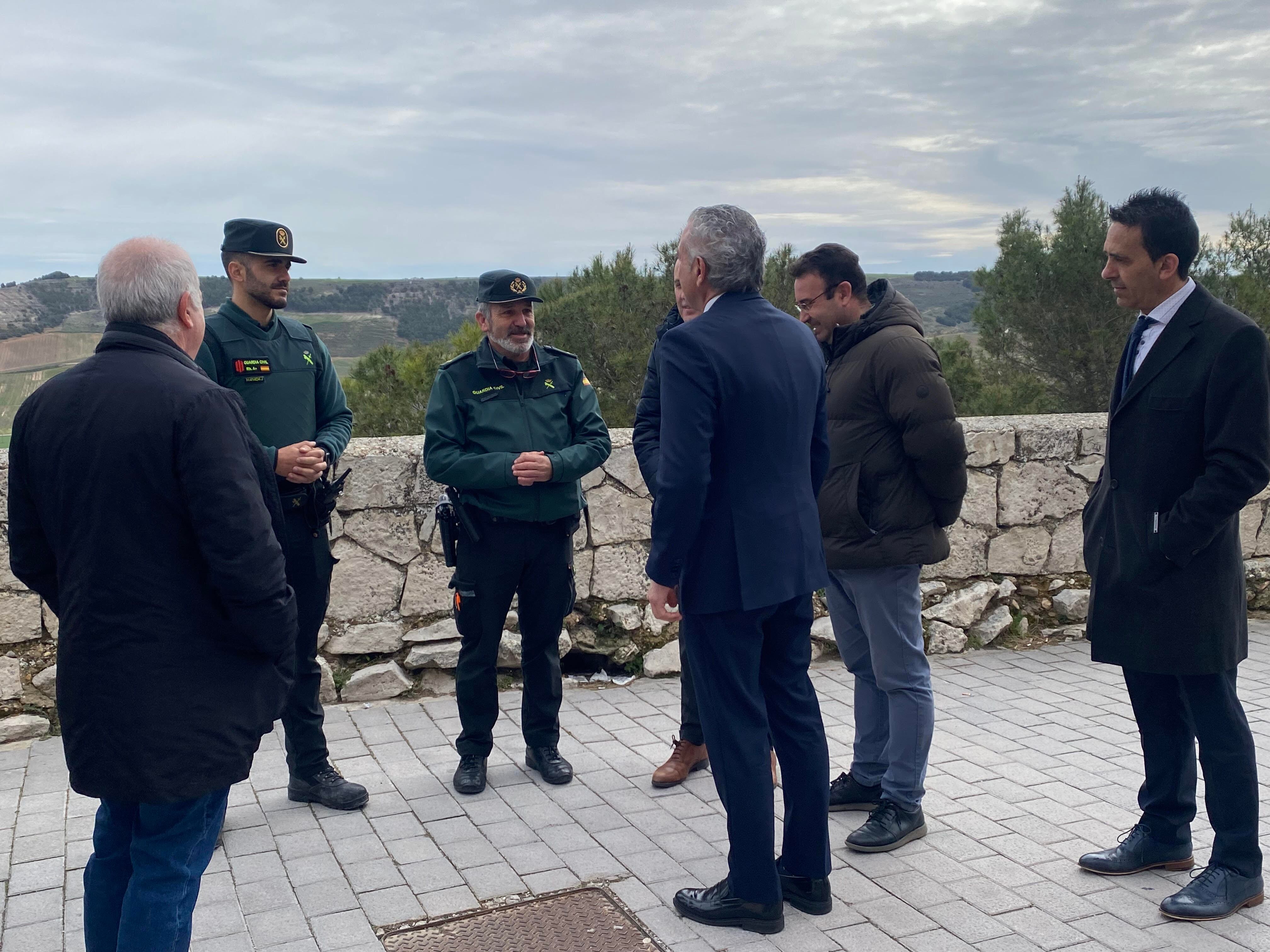 El Delegado charla con la Guardia Civil