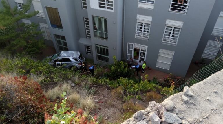 Así ha quedado el vehículo tras despeñarse en una curva del barrio de Ifara, en Santa Cruz de Tenerife