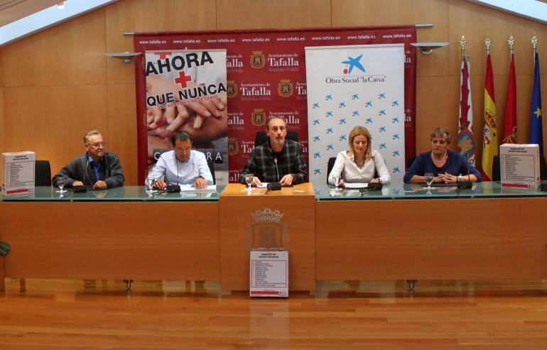 Ángel Velasco (pte.Cruz Roja Tafalla), Pedro Arzoz (voluntario Cruz Roja), Arturo Goldaracena (alcalde Tafalla), Leire Armendáriz (Caixabank), Albina Prieto (concejala de Bienestar Social Tafalla) presentan los datos de la campaña