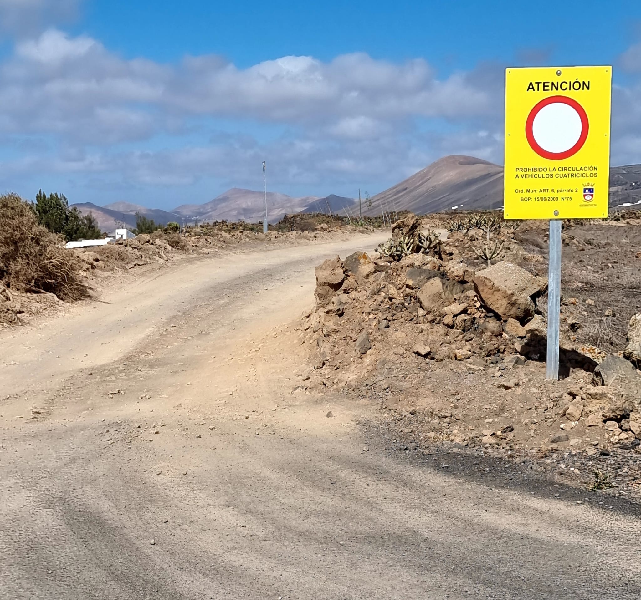 Señales colocadas por el Ayuntamiento de Tías, en Lanzarote.