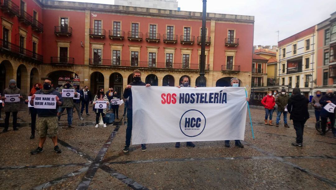 Hosteleros se concentran en la Plaza Mayor de Gijón