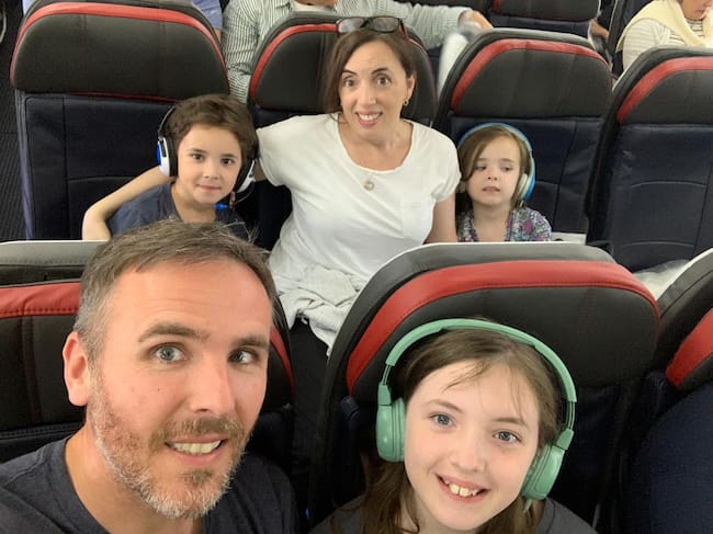 Con la familia en el avión camino de España