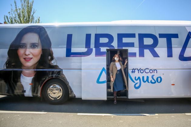 La presidenta de la Comunidad de Madrid y candidata a la reelección, Isabel Díaz Ayuso, durante la presentación de los autobuses de campaña electoral del partido.