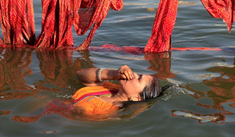 Una devota hindú se baña en el río Shipra en Ujjain (India).