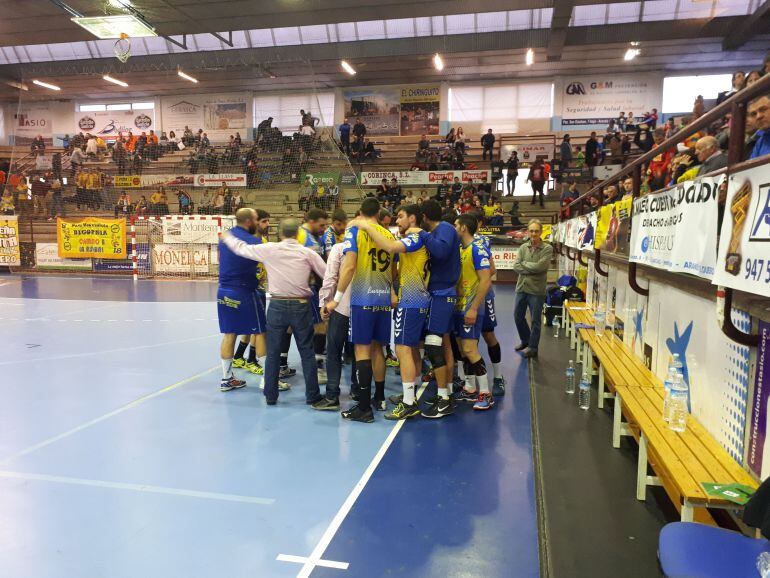 La plantilla amarilla, en la cancha, y el público ribereño, en la grada, son el binomio perfecto en las grandes citas.