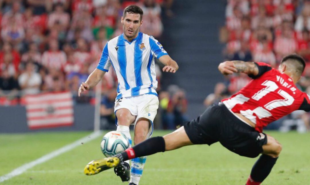 Joseba Zaldua en una acción con Yuri en el derbi deSan Mamés el pasado viernes