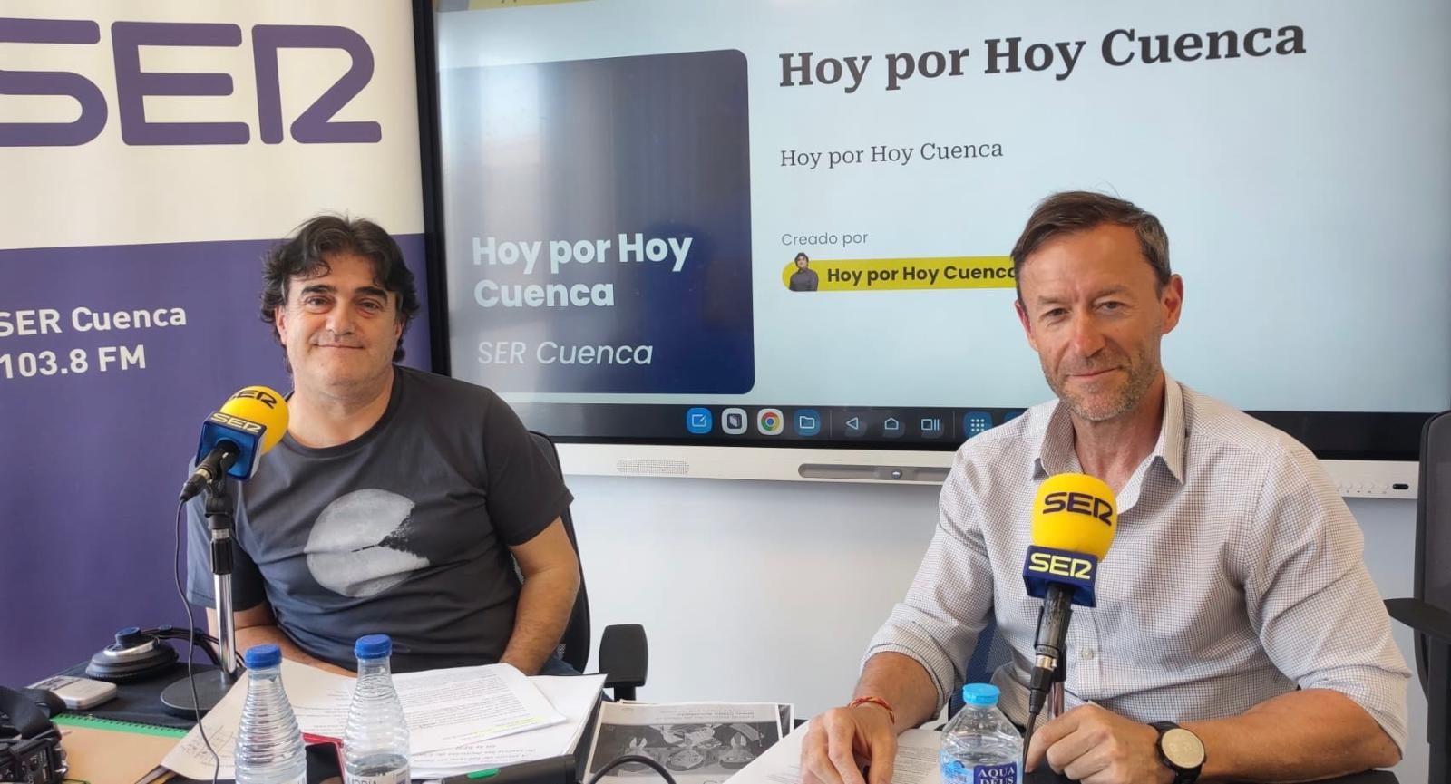 Paco Auñón (Izq.), director de Hoy por Hoy Cuenca, con Jesús López, alcalde de Belinchón (Cuenca).