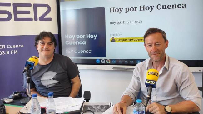 Paco Auñón (Izq.), director de Hoy por Hoy Cuenca, con Jesús López, alcalde de Belinchón (Cuenca).
