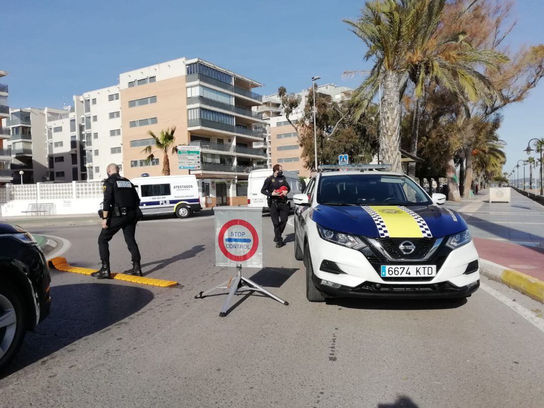 Control policial en Benicàssim para garantizar el cumplimiento del cierre perimetral.