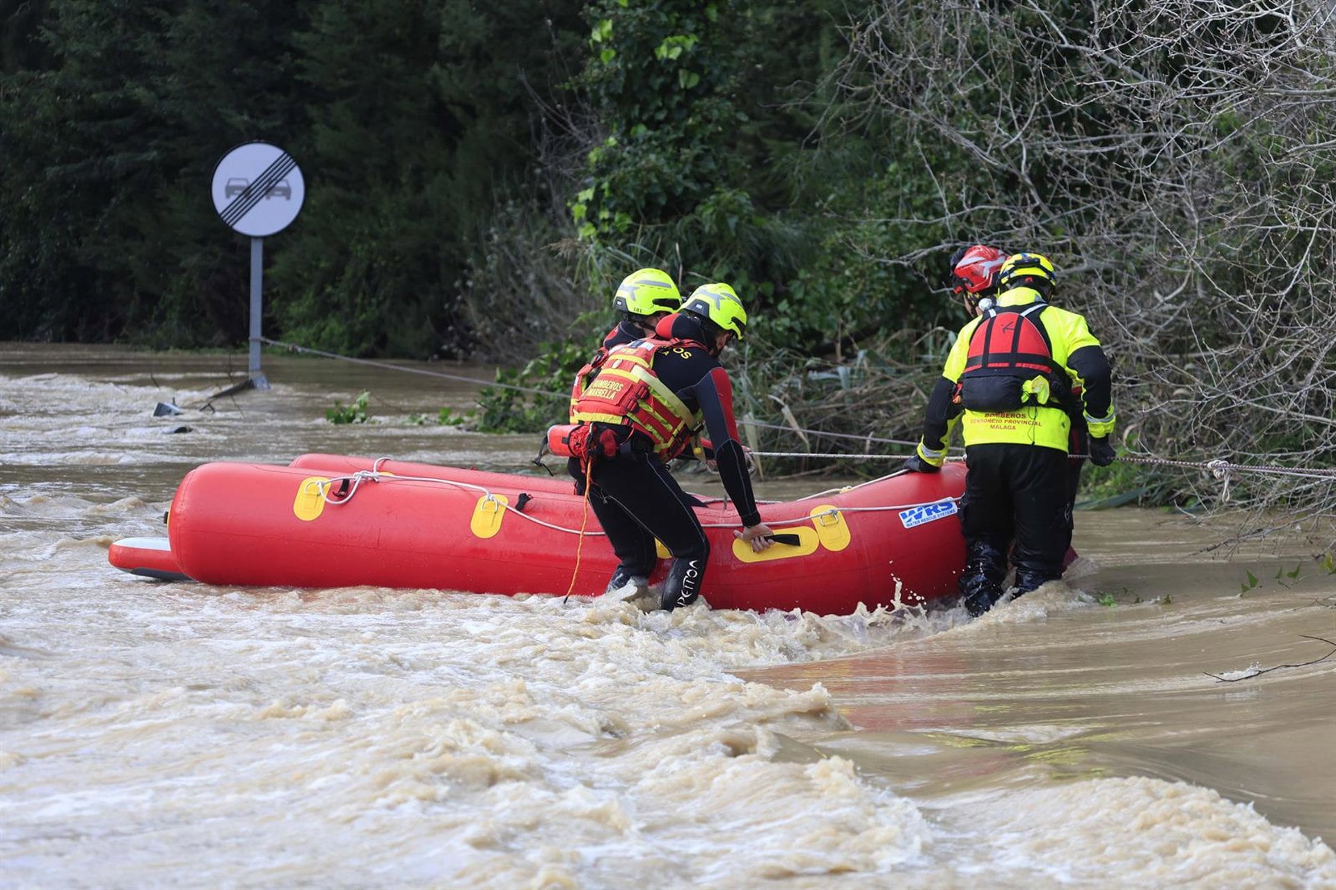 Bomberos intentan desalojar a vecinos en Tesorillo
