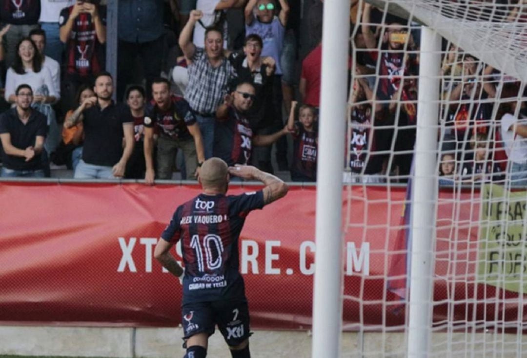 Álex Vaquero celebrando un gol la pasada campaña