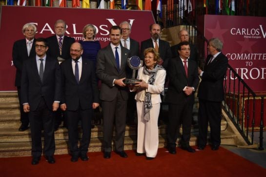 Sofia Corradi, junto al rey, tras recoger el premio