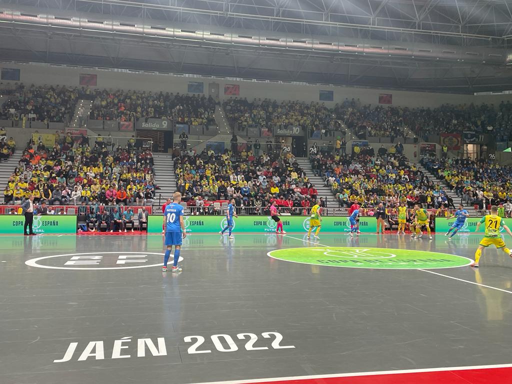 Un momento del partido entre el Viña Albali de Valdepeñas y el Jaén Paraíso Interior FS en el Olivo Arena.