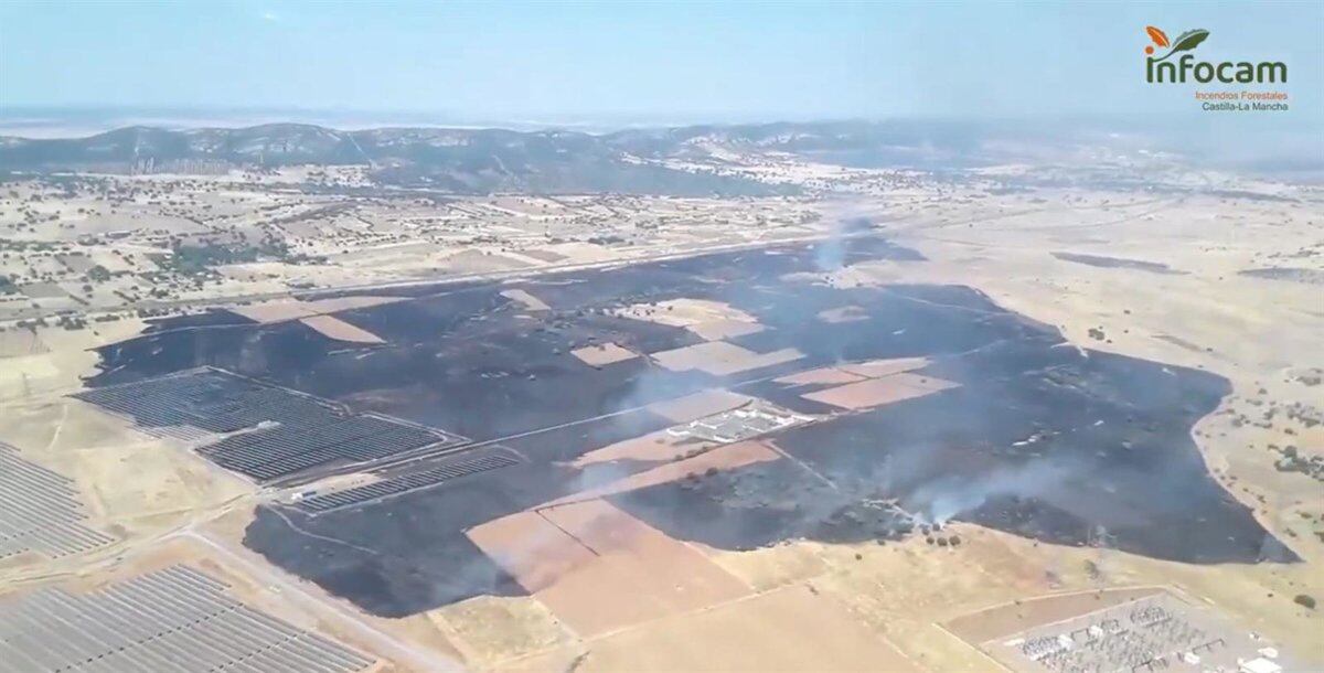 Imagen del incendio en Brazatortas que provocó la interrupción de la circulación ferroviaria entre Puertollano y Venta de la Inés, afectando a la línea de alta velocidad entre Madrid y Andalucía.