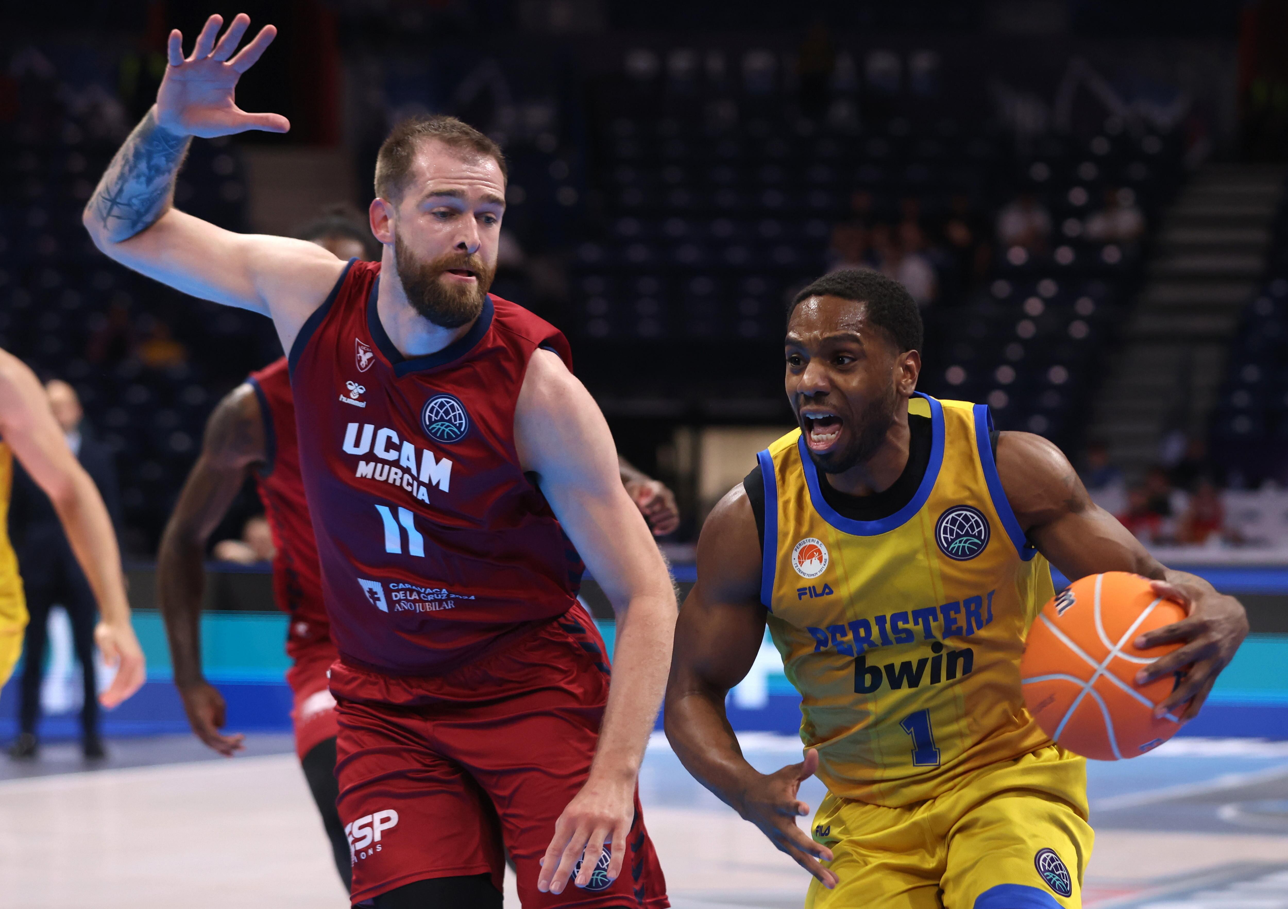 Belgrade (Serbia), 28/04/2024.- Peristeri&#039;s Joe Ragland (R) in action against Murcia&#039;s Nemanja Radovic (L) during the FIBA Champions League Final Four third place basketball match between UCAM Murcia and GS Peristeri in Belgrade, Serbia, 28 April 2024. (Baloncesto, Liga de Campeones, Belgrado) EFE/EPA/ANDREJ CUKIC
