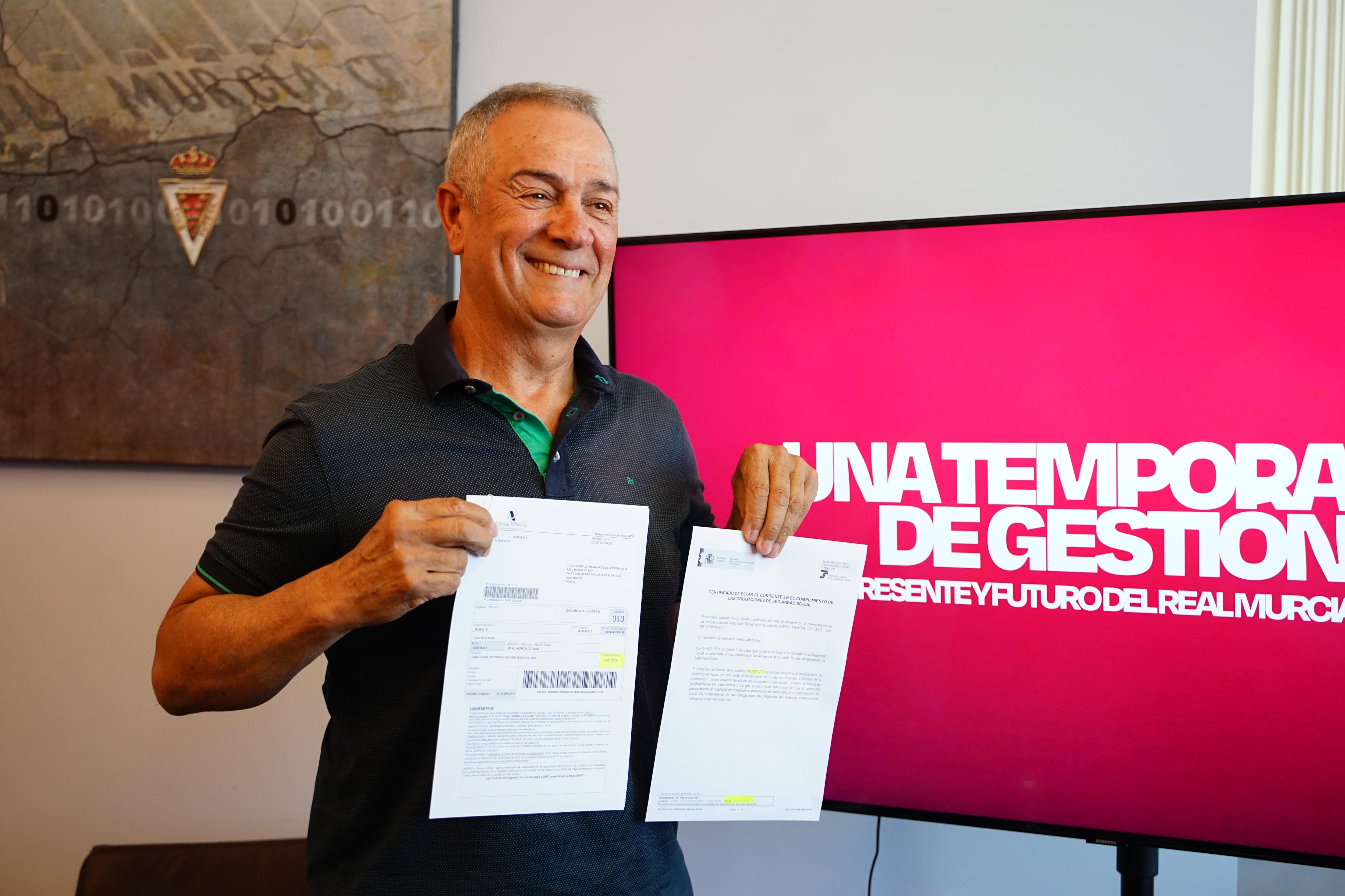 Felipe Moreno, dueño del Real Murcia, con la documentación de Hacienda y Seguridad Social