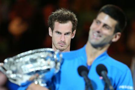 Murray observa desolado a Djokovic, en uno de los Open de Australia que perdió contra el serbio