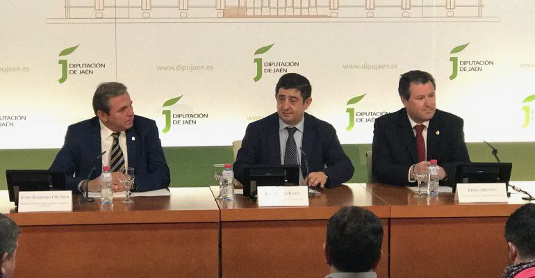 El delegado de Medio Ambiente, Juan Eugenio Ortega, el presidente de Diputación, Francisco Reyes y el diputado de Agricultura, Pedro Bruno.
