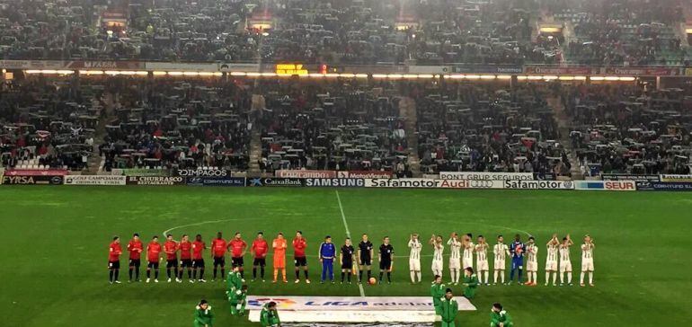 El Córdoba saluda a su afición antes de comenzar un partido