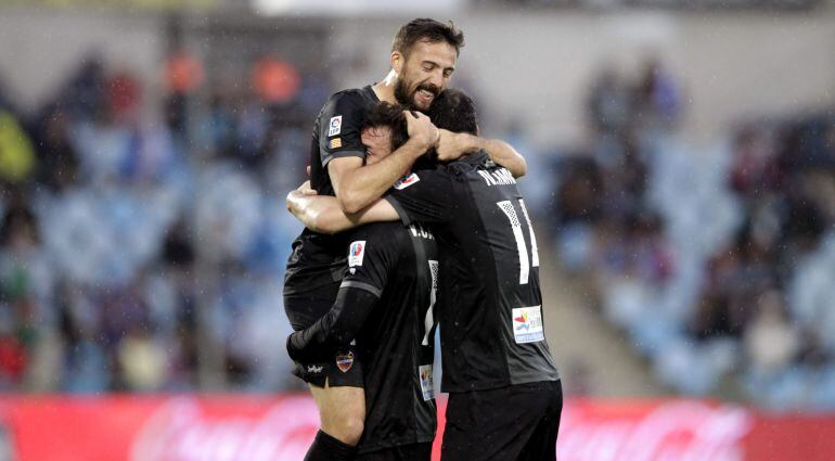 GRA396. GETAFE (MADRID). 25/04/2015.- El delantero del Levante Víctor Casadesús (c) celebra su gol con sus compañeros, durante el partido de la trigésimo tercera jornada de Liga que Getafe y Levante disputan esta tarde en el coliseum Alfonso Pérez, en Get
