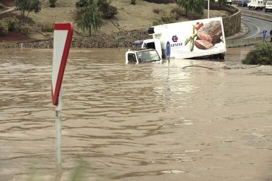 Vehículos atrapados por el agua en una rotonda en el municipio tinerfeño de Arona