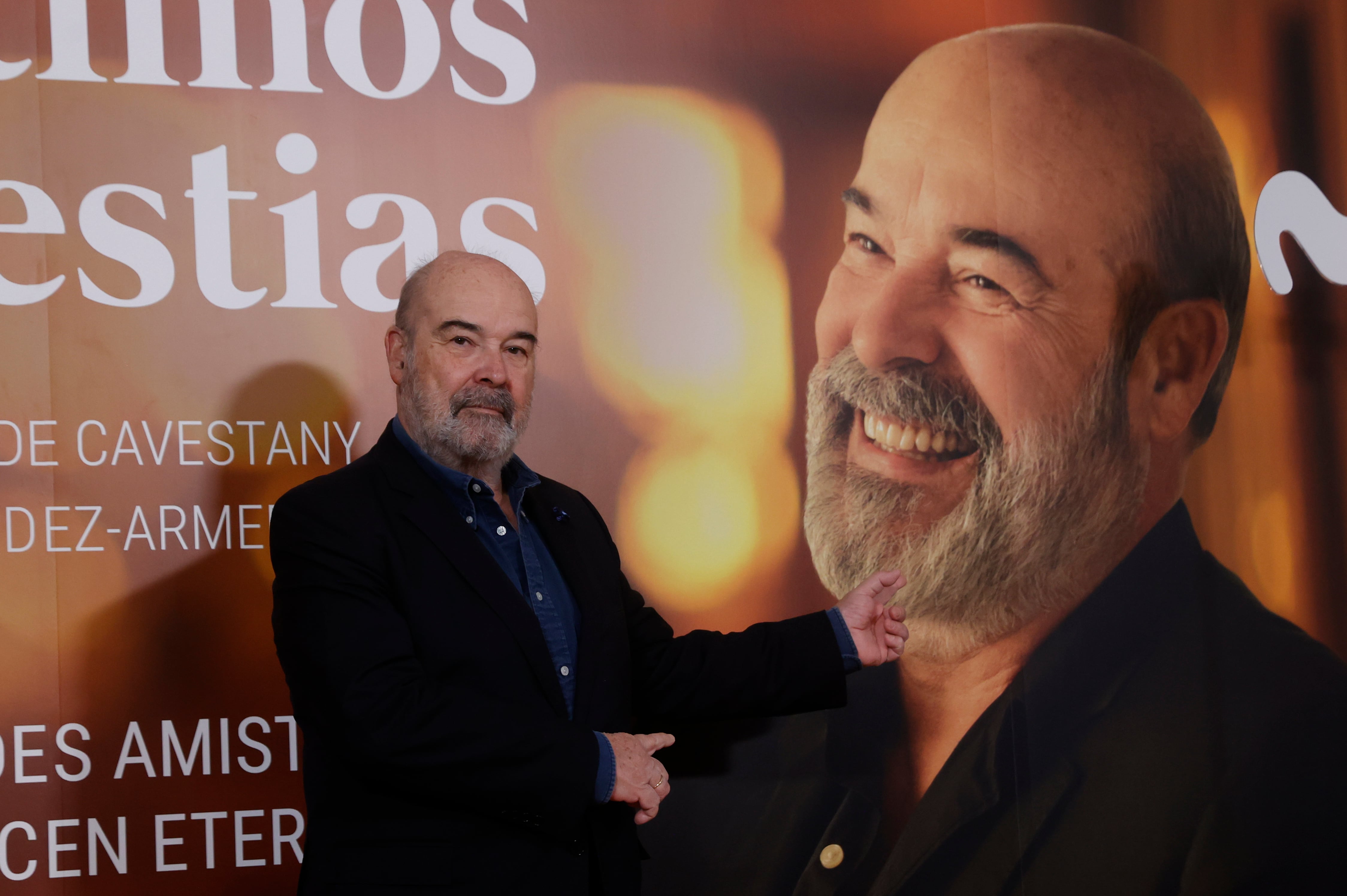 El actor Antonio Resines posa durante la presentación de la serie &#039;Sentimos las molestias&#039; en el Teatro Real de Madrid este lunes